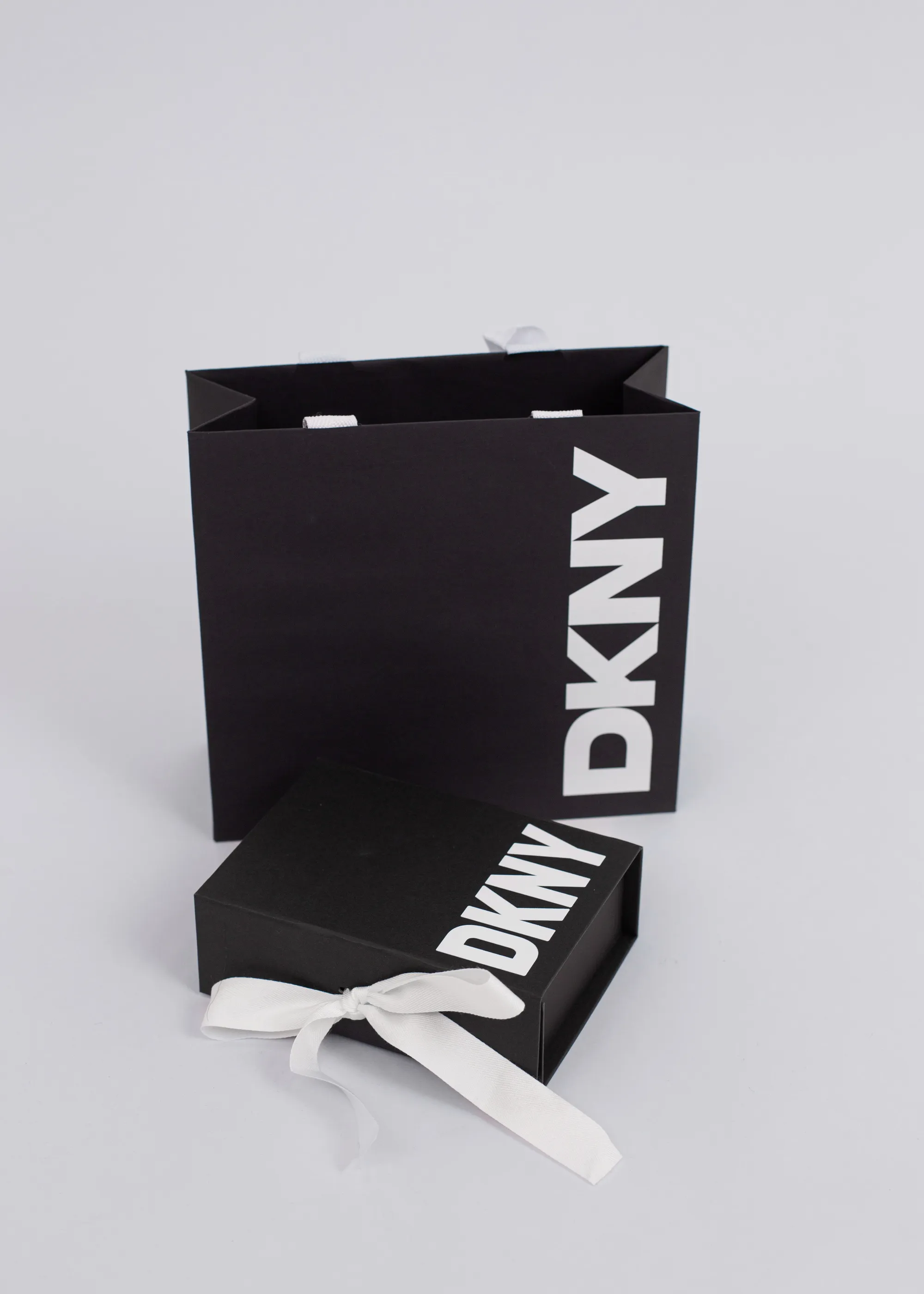 Маленькая складная черная коробка